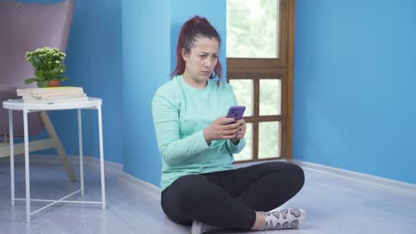 Woman-texting-sadly-with-her-boyfriend.